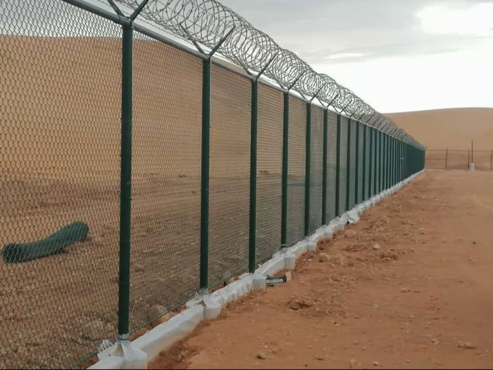 تنفيذ سياج أمني مجلفن مع صب القواعد الخرسانية المسلحة