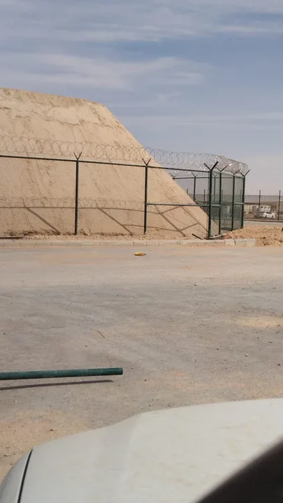 سياج شبكي مرتفع لحماية المنشآت والمستودعات والمخازن